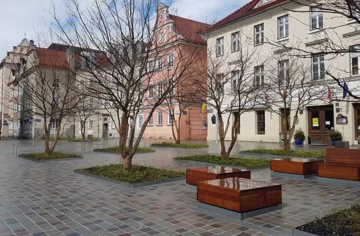 Plac Kolegiacki w Poznaniu po przebudowie - III/IV 2022 r.