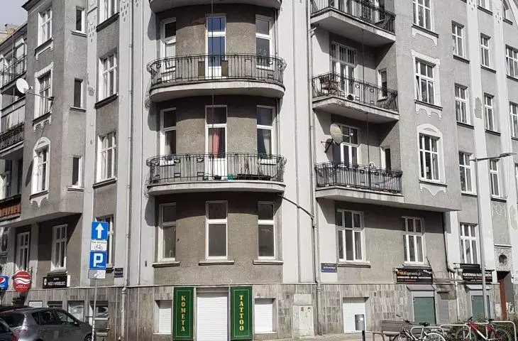 Narożna kamienica przy ul. jackowskiego, naprzeciw inwestycji w dawnej Modenie