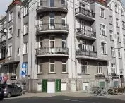 Narożna kamienica przy ul. jackowskiego, naprzeciw inwestycji w dawnej Modenie