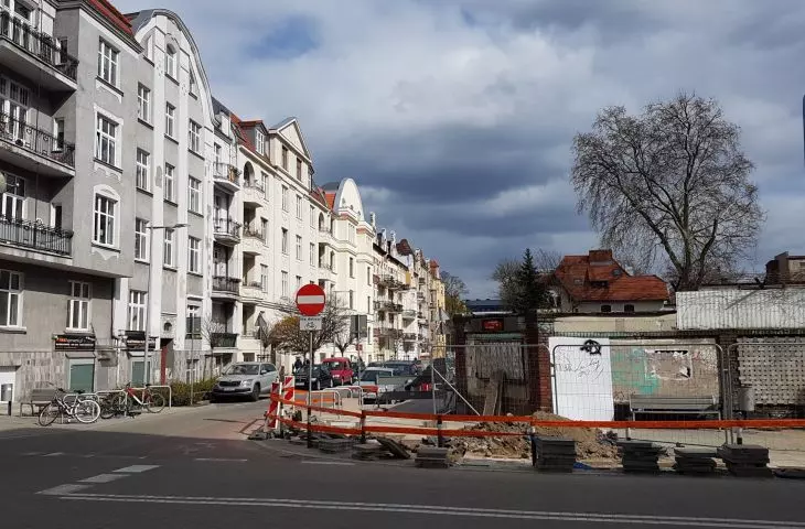 Narożnik ulic Jackowskiego i Wawrzyniaka, po prawej teren Modeny 