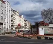 Narożnik ulic Jackowskiego i Wawrzyniaka, po prawej teren Modeny 