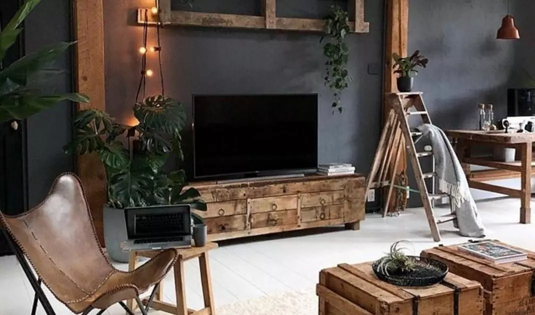 Room with elements of colonial style
