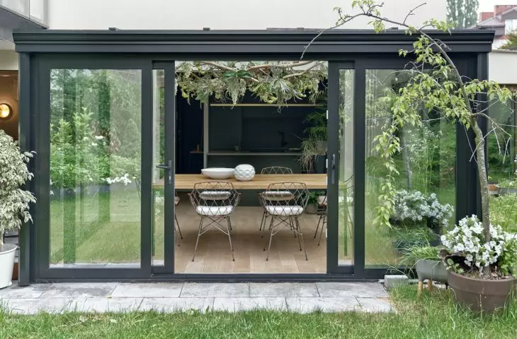 Orangery with dining room facing the garden