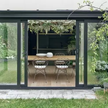 Orangery with dining room facing the garden