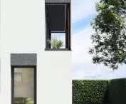 Split granite was used in the areas of the window lintels