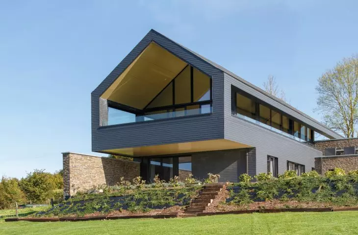 Cedral Alterna tile on the roof and facade of a single-family house in Cielle, Belgium. 