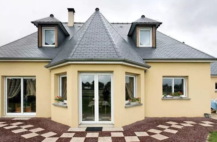 Płytki Cedral New Stonit na dachu domu jednorodzinnego w Hocquigny (Francja)