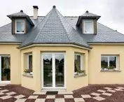 Płytki Cedral New Stonit na dachu domu jednorodzinnego w Hocquigny (Francja)