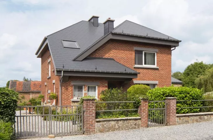 Płytki Cedral na dachu domu jednorodzinnego w Fossee-la-Ville (Belgia)