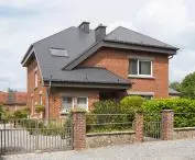 Płytki Cedral na dachu domu jednorodzinnego w Fossee-la-Ville (Belgia)