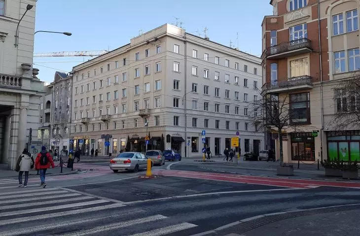 The intersection of 27 Grudnia Street and Ratajczaka Street. This is where the new and old tracks will merge.