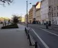 Południowa strona placu Wolności (po prawej). Wzdłuż pierzei zostaną zasadzone dwa rzędy klonów.