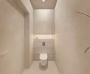 Wnętrze domu inspirowane Chorwacją, toaleta