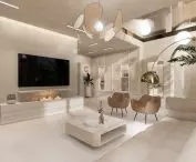 Salon z telewizorem w centralnym miejscu