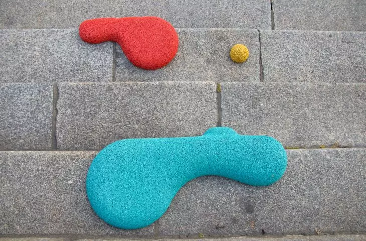 Contrasting colors and organic forms