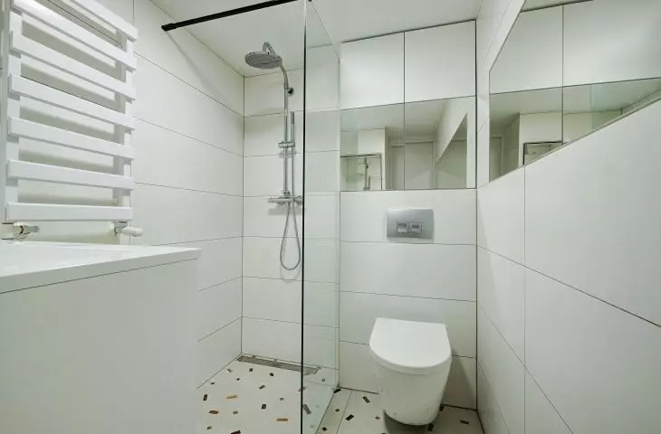 Wnętrze łazienki jest również utrzymane w bieli