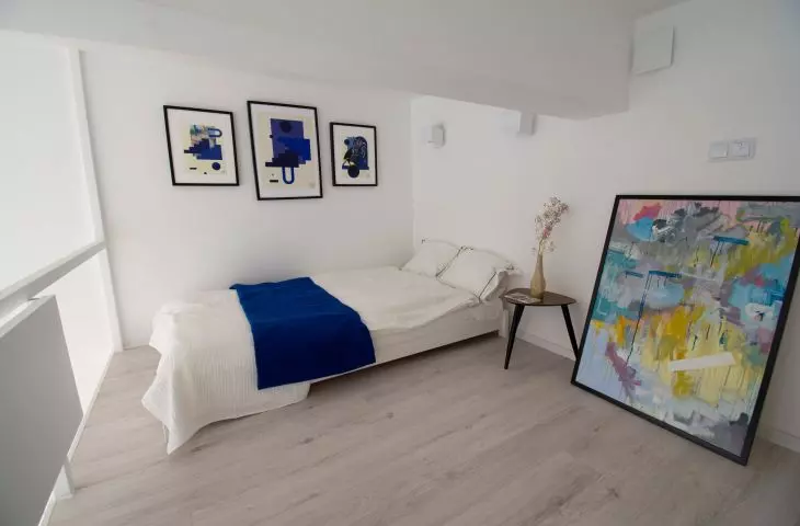 A characteristic element of the decor are paintings by Karolina Howorko