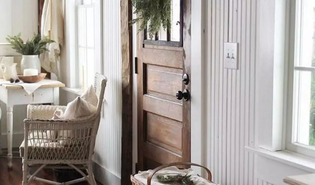 Provençal style hallway