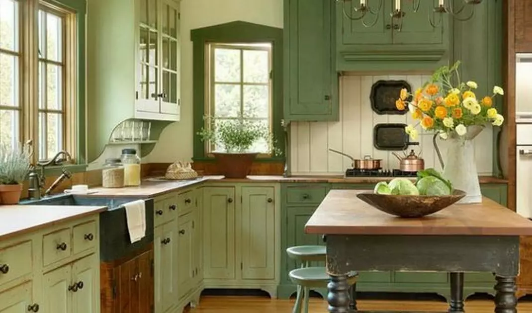 Provençal kitchen in green tones
