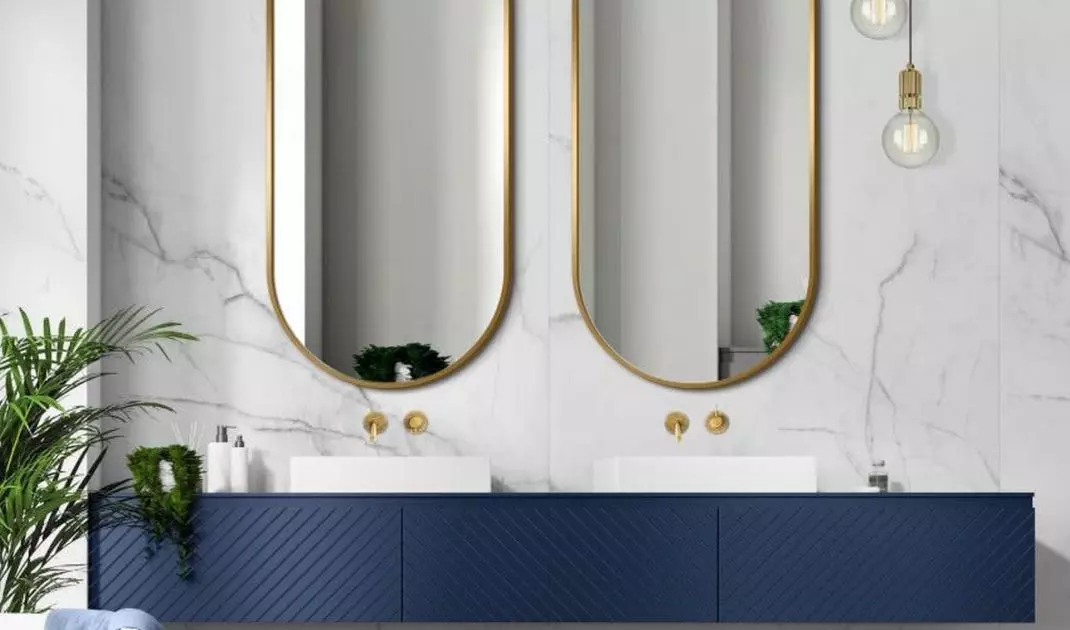Marbles and gold accessories in a glamour bathroom