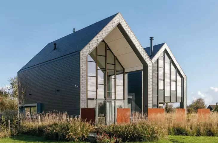 Cedral tiles on the roof and facade of a single-family house in 's-Heer Hendrikskinderen (Netherlands)