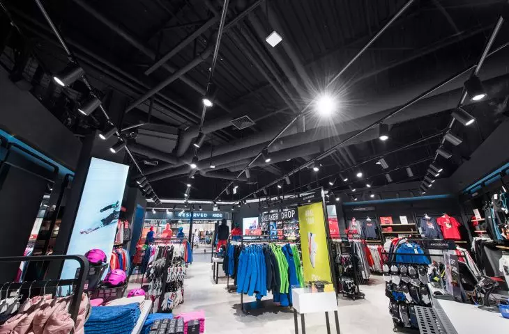 Reflektory szynowe LIRA w salonach z odzieżą sportową sieci 4F.