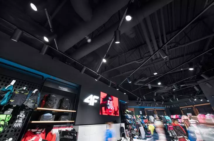 Reflektory szynowe LIRA w salonach z odzieżą sportową sieci 4F.