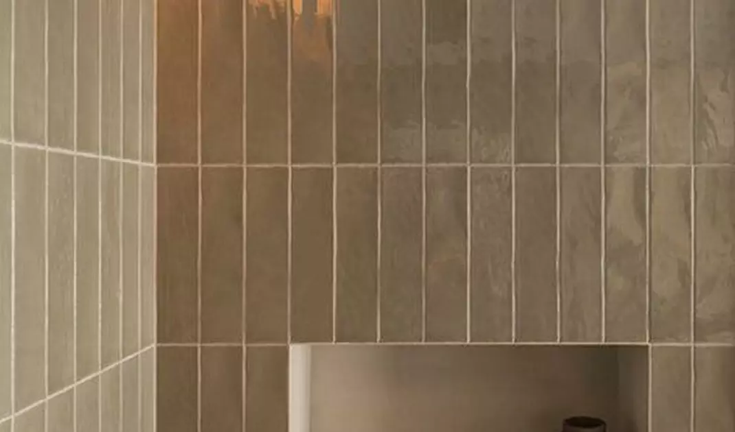 In areas of high humidity it is worth using epoxy grouts