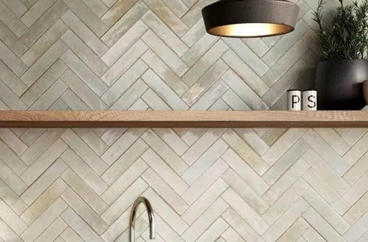Filling with narrow white grout
