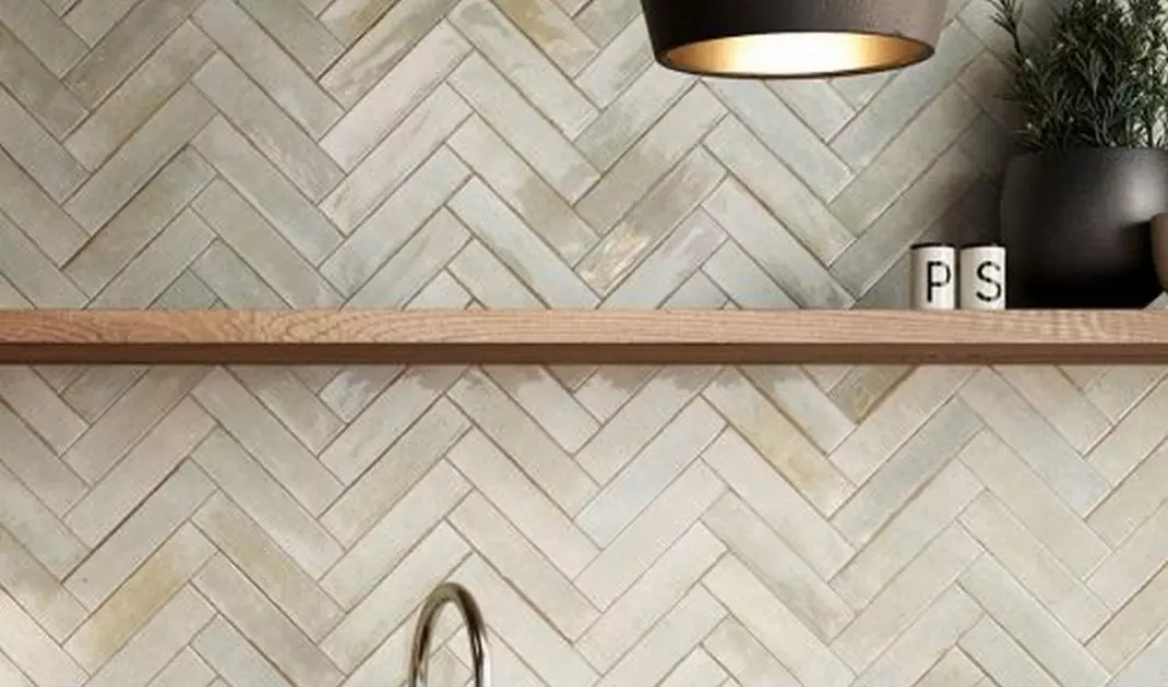 Filling with narrow white grout