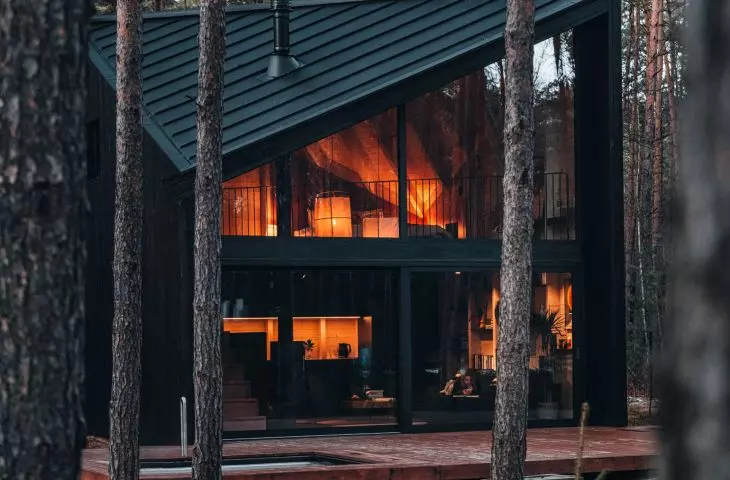 The house, intended primarily for leisure, is sunken in the forest