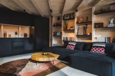 na tle jasnego drewna architekt umieścił czarne elementy wyposażenia na tle jasnego drewna architekt umieścił czarne elementy wyposażenia