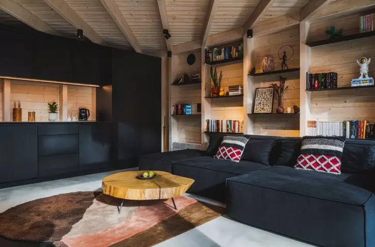 na tle jasnego drewna architekt umieścił czarne elementy wyposażenia