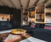 On the background of light wood, the architect placed black fixtures