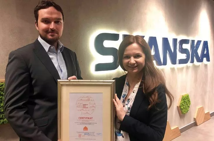 przedstawiciele Skanska odbierają certyfikat „Obiekt bez barier” przyznany dla pierwszego obiektu mieszkaniowego (2019 rok)