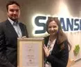 przedstawiciele Skanska odbierają certyfikat „Obiekt bez barier” przyznany dla pierwszego obiektu mieszkaniowego (2019 rok)