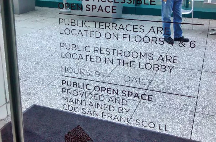 oznaczenie prywatnej otwartej przestrzeni publicznej na tarasie hotelu Intercontinental w San Francisco w Kalifornii