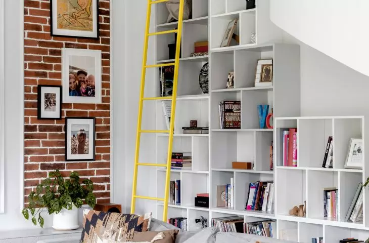 Maintained in light tones, the living room has accents in warm colors