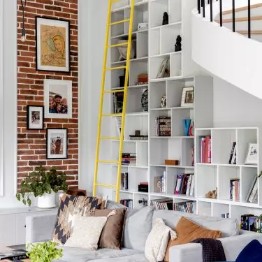 Maintained in light tones, the living room has accents in warm colors