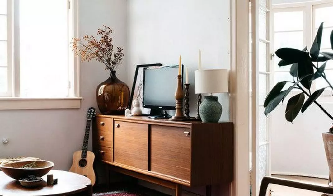 The furniture is visually relieved by slenderized legs