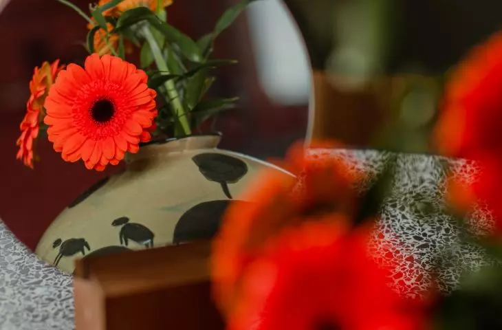 Reflecting vase, terrazzo top