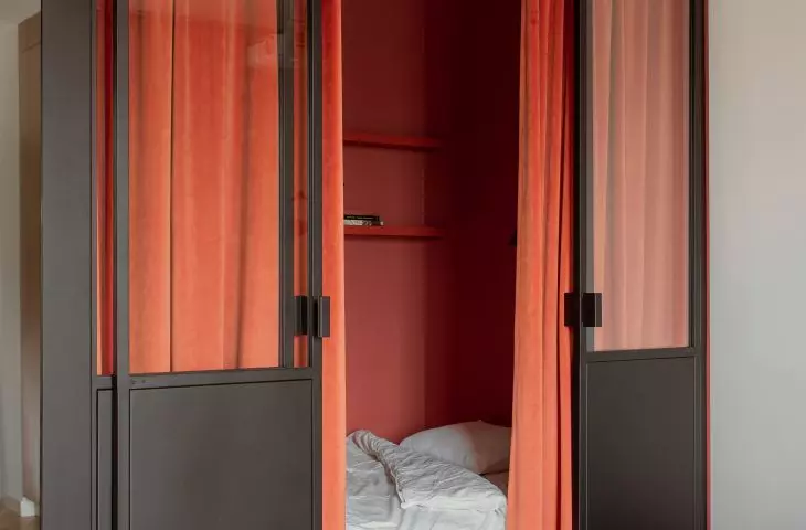Intimate sleeping space