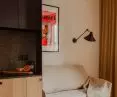 W salonie znajduje się projektor