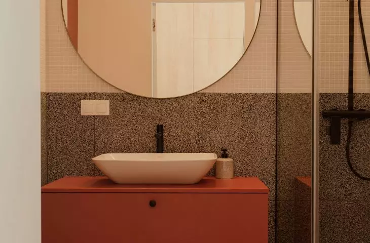 The interior of the bathroom also relates to the whole apartment