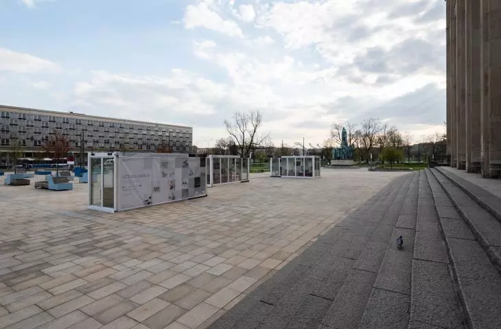 Widok na wystawę i dawny hotel Cracovia