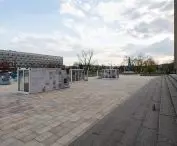 Widok na wystawę i dawny hotel Cracovia