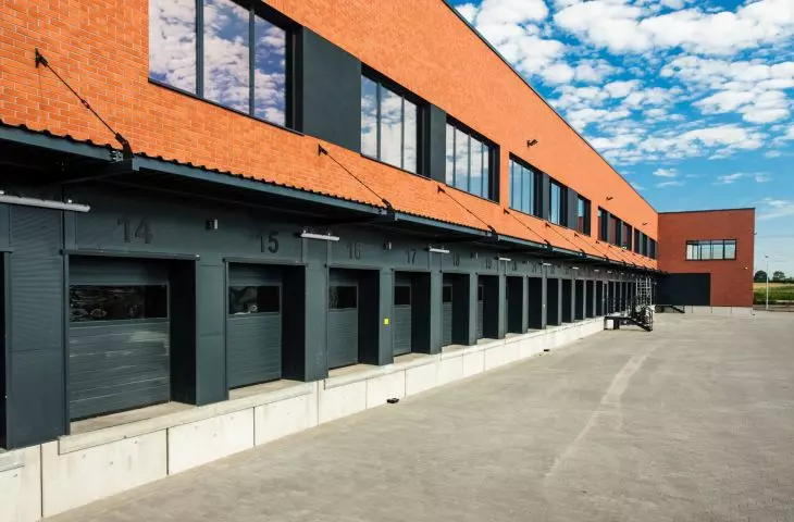 Budynek biurowy i centrum logistyczne piekarni Putka, elewacja z płytki mineralnej SAHARA