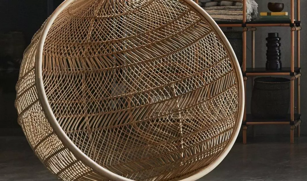 Suspended cocoon seat