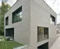 Dom Rozcięty pokryty jest wąskimi i podłużnymi płytkami ceramicznymi