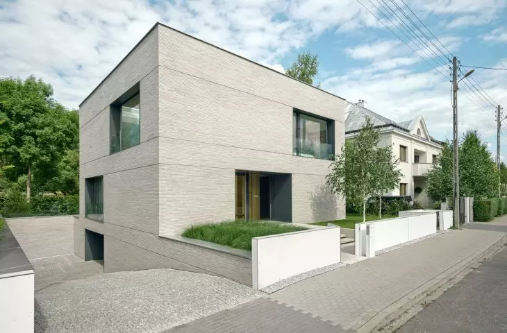 Slit House received First Prize in the SARP 2021 Award of the Year competition in the Single-Family Residential Building category.